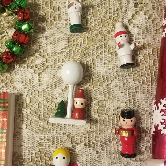 Christmas Decorations with Bonus Book - Picture 3 of 8